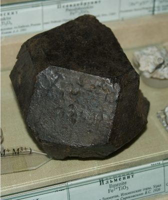 Imagem 3: Grande cristal de ilmenita de aproximadamente 18 cm de comprimento, presente no Museu Mineralógico Fersman em Moscou. Foto de J. Ralph. Mindat.org.