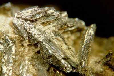 Cristal trigonal esquelético de bismuto nativo. Schneeberg, Saxônia, Alemanha. © Lou Perloff / Photo Atlas of Minerals