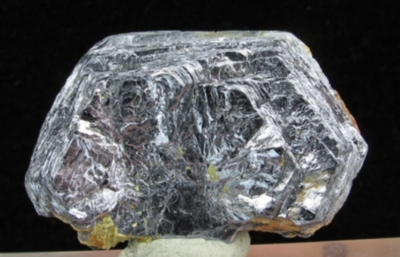 Cristal lamelar de Molibdenita com forma hexagonal. Rob Lavinsky & irocks.com.