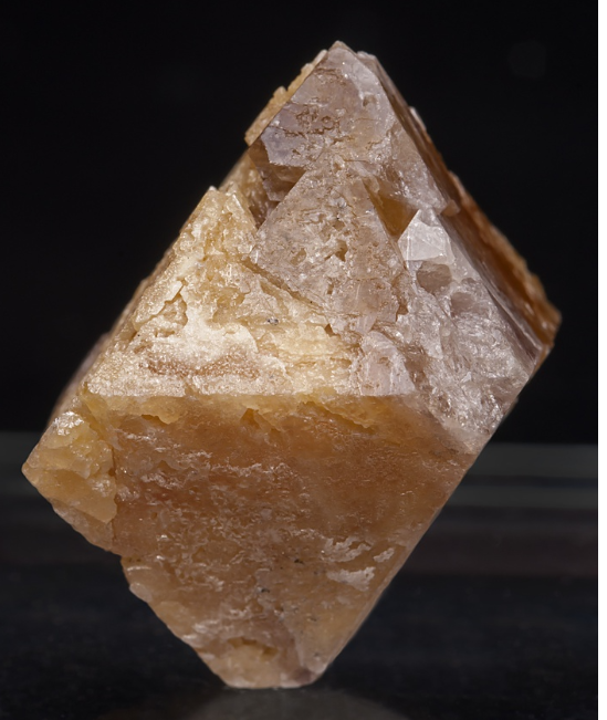Cristal de Scheelita bem formado. Dimensões: 3 cm x 2.8 cm x 2.7 cm. Tae Hwa Mine, South Korea. Coleção de Joaquín Folch. Mindat.org