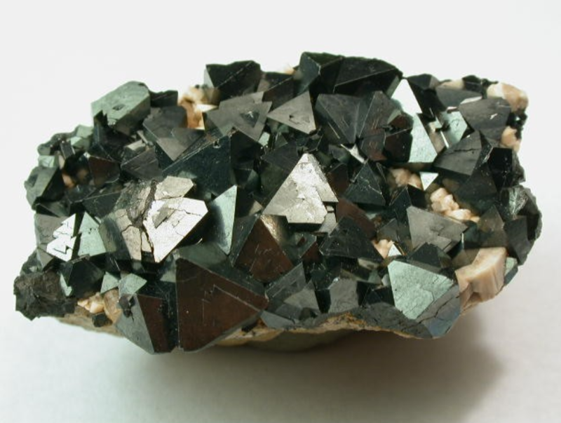 Agregado de cristais de magnetita. Foto de JSS. Mindat.org